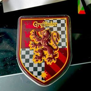 I am selling a tin that can hold little things it is a Harry Potter tin